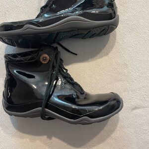 Shun spring waterproof boots for women, new. Size 7